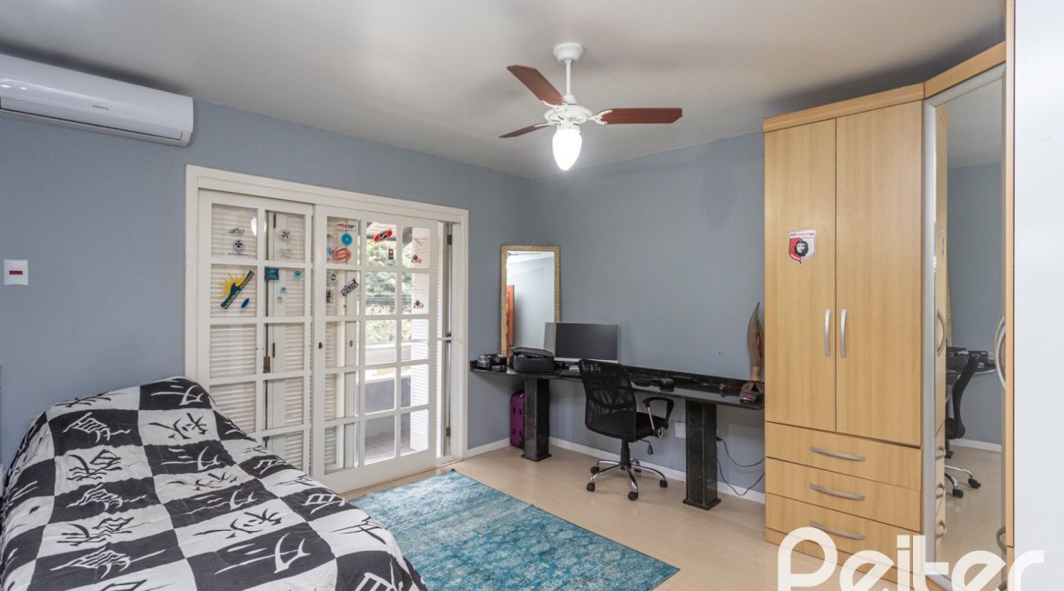 Casa à venda com 308m², 4 dormitórios, 1 suíte, 2 vagas, no bairro Ipanema em Porto Alegre