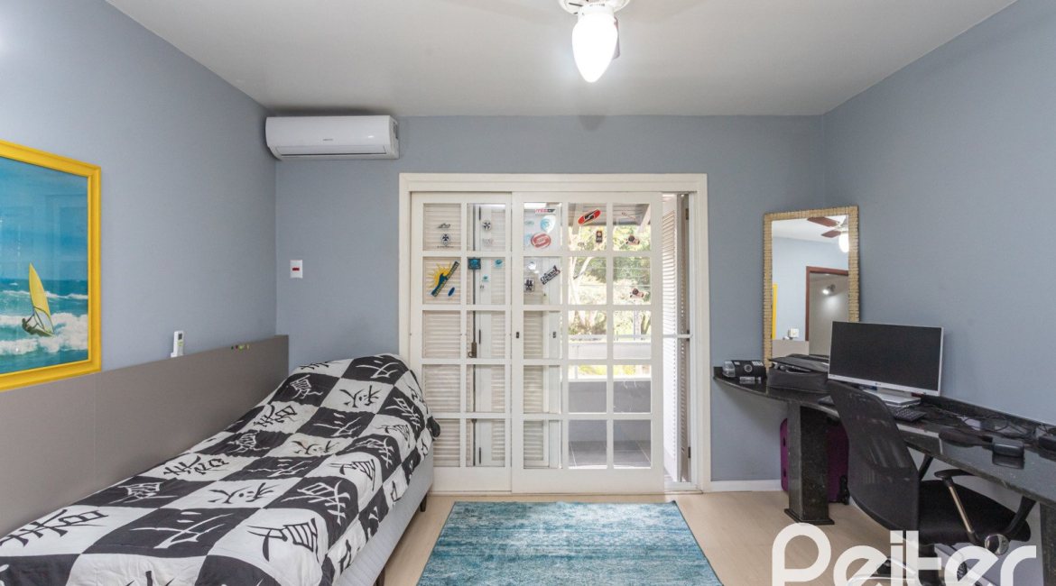 Casa à venda com 308m², 4 dormitórios, 1 suíte, 2 vagas, no bairro Ipanema em Porto Alegre