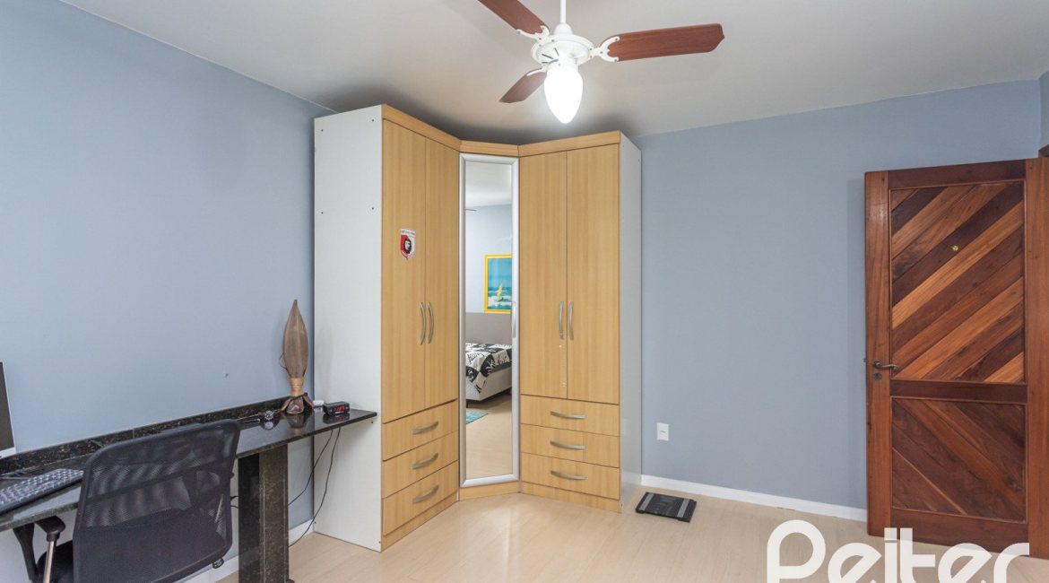 Casa à venda com 308m², 4 dormitórios, 1 suíte, 2 vagas, no bairro Ipanema em Porto Alegre