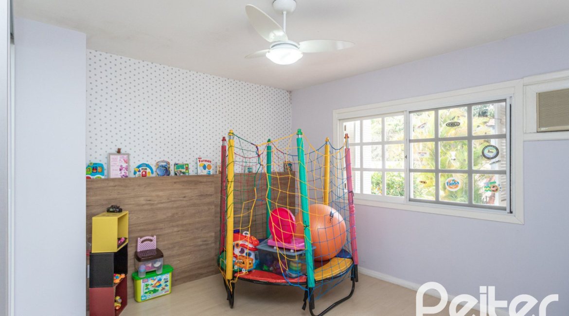 Casa à venda com 308m², 4 dormitórios, 1 suíte, 2 vagas, no bairro Ipanema em Porto Alegre