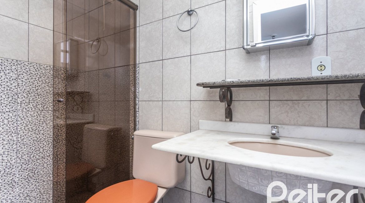 Casa à venda com 308m², 4 dormitórios, 1 suíte, 2 vagas, no bairro Ipanema em Porto Alegre