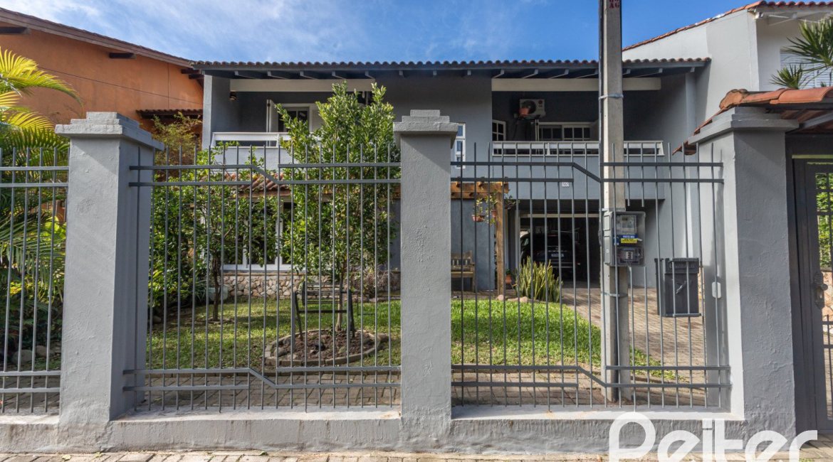 Casa à venda com 308m², 4 dormitórios, 1 suíte, 2 vagas, no bairro Ipanema em Porto Alegre