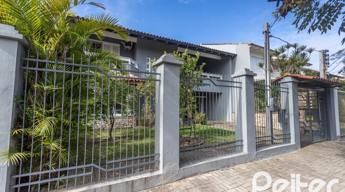 Casa à venda com 308m², 4 dormitórios, 1 suíte, 2 vagas, no bairro Ipanema em Porto Alegre