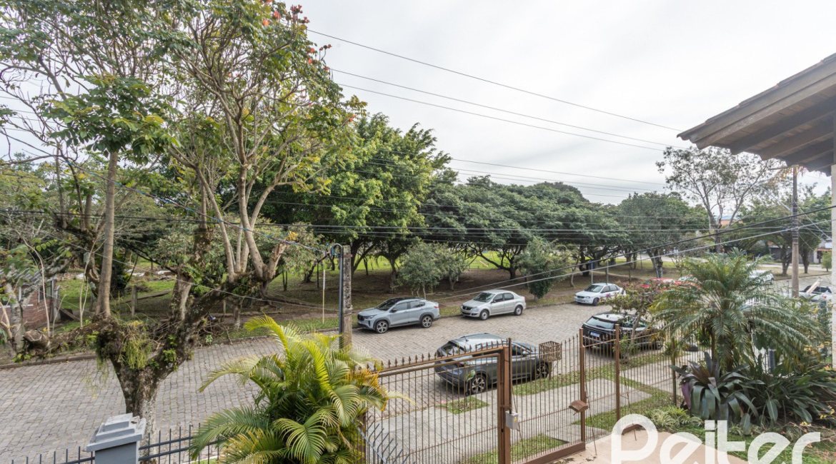 Casa à venda com 308m², 4 dormitórios, 1 suíte, 2 vagas, no bairro Ipanema em Porto Alegre