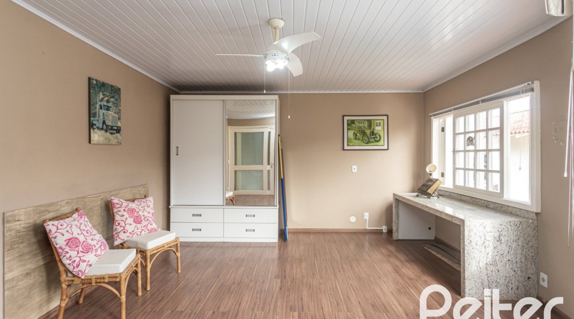 Casa à venda com 308m², 4 dormitórios, 1 suíte, 2 vagas, no bairro Ipanema em Porto Alegre