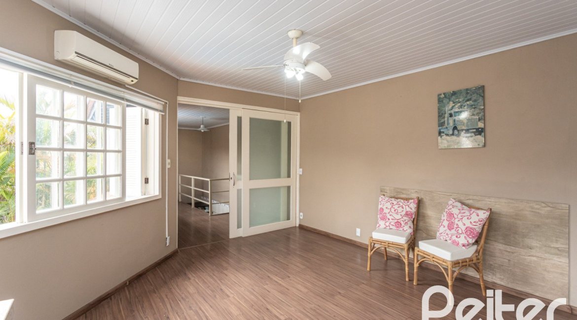 Casa à venda com 308m², 4 dormitórios, 1 suíte, 2 vagas, no bairro Ipanema em Porto Alegre