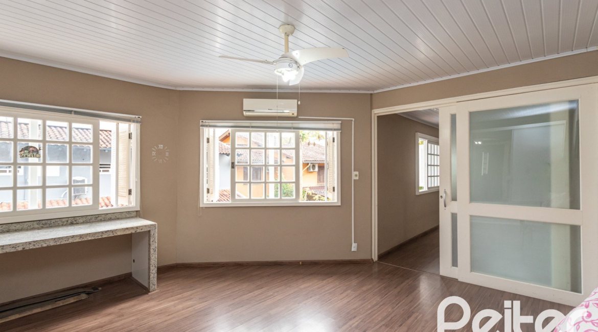 Casa à venda com 308m², 4 dormitórios, 1 suíte, 2 vagas, no bairro Ipanema em Porto Alegre