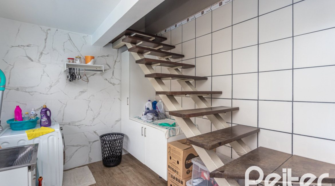 Casa à venda com 308m², 4 dormitórios, 1 suíte, 2 vagas, no bairro Ipanema em Porto Alegre