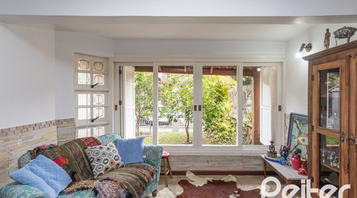 Casa à venda com 308m², 4 dormitórios, 1 suíte, 2 vagas, no bairro Ipanema em Porto Alegre