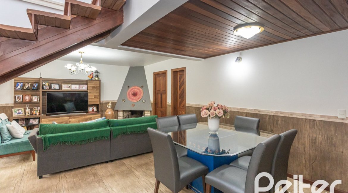 Casa à venda com 308m², 4 dormitórios, 1 suíte, 2 vagas, no bairro Ipanema em Porto Alegre