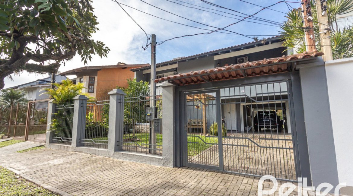 Casa à venda com 308m², 4 dormitórios, 1 suíte, 2 vagas, no bairro Ipanema em Porto Alegre