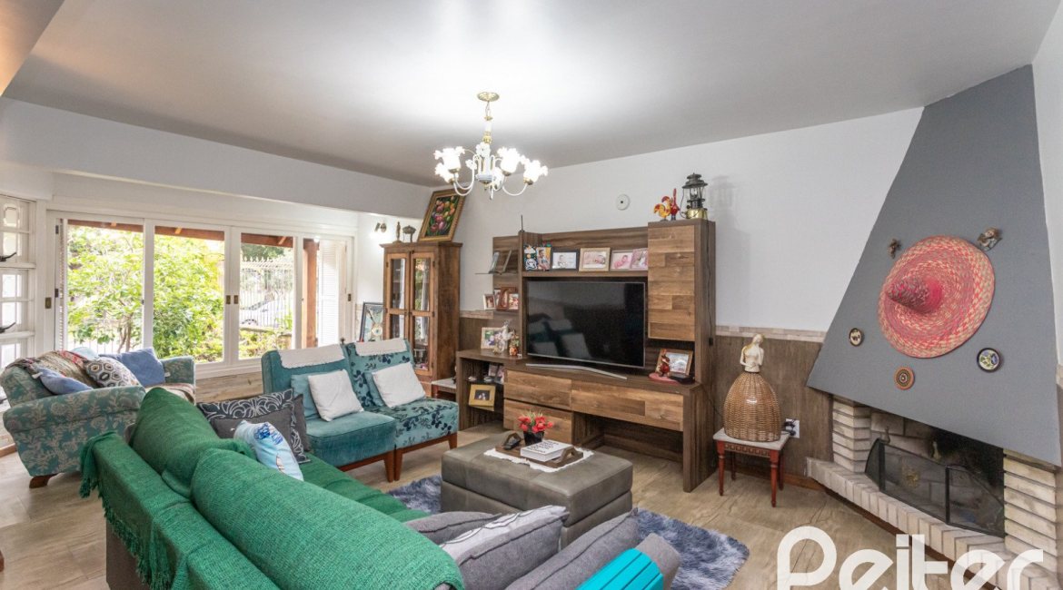 Casa à venda com 308m², 4 dormitórios, 1 suíte, 2 vagas, no bairro Ipanema em Porto Alegre