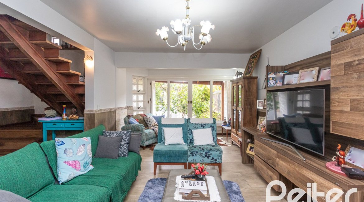 Casa à venda com 308m², 4 dormitórios, 1 suíte, 2 vagas, no bairro Ipanema em Porto Alegre