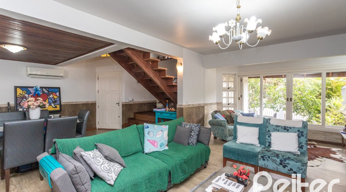 Casa à venda com 308m², 4 dormitórios, 1 suíte, 2 vagas, no bairro Ipanema em Porto Alegre