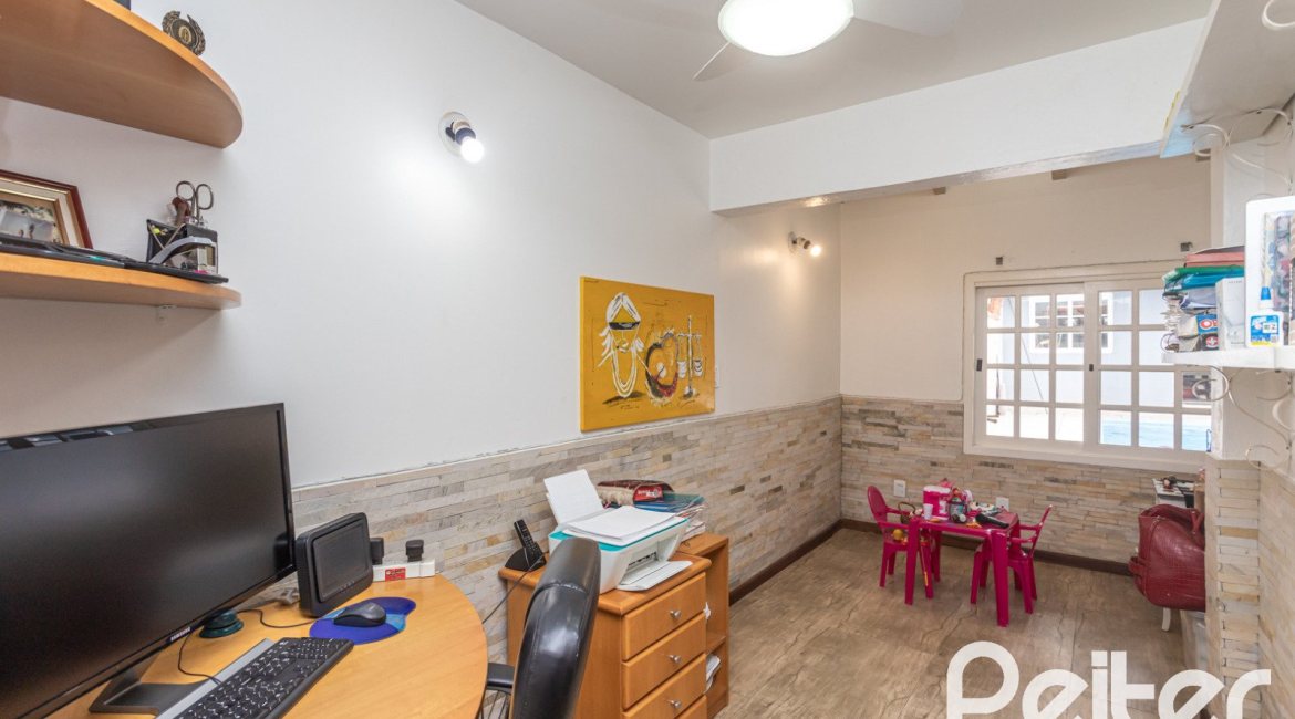 Casa à venda com 308m², 4 dormitórios, 1 suíte, 2 vagas, no bairro Ipanema em Porto Alegre