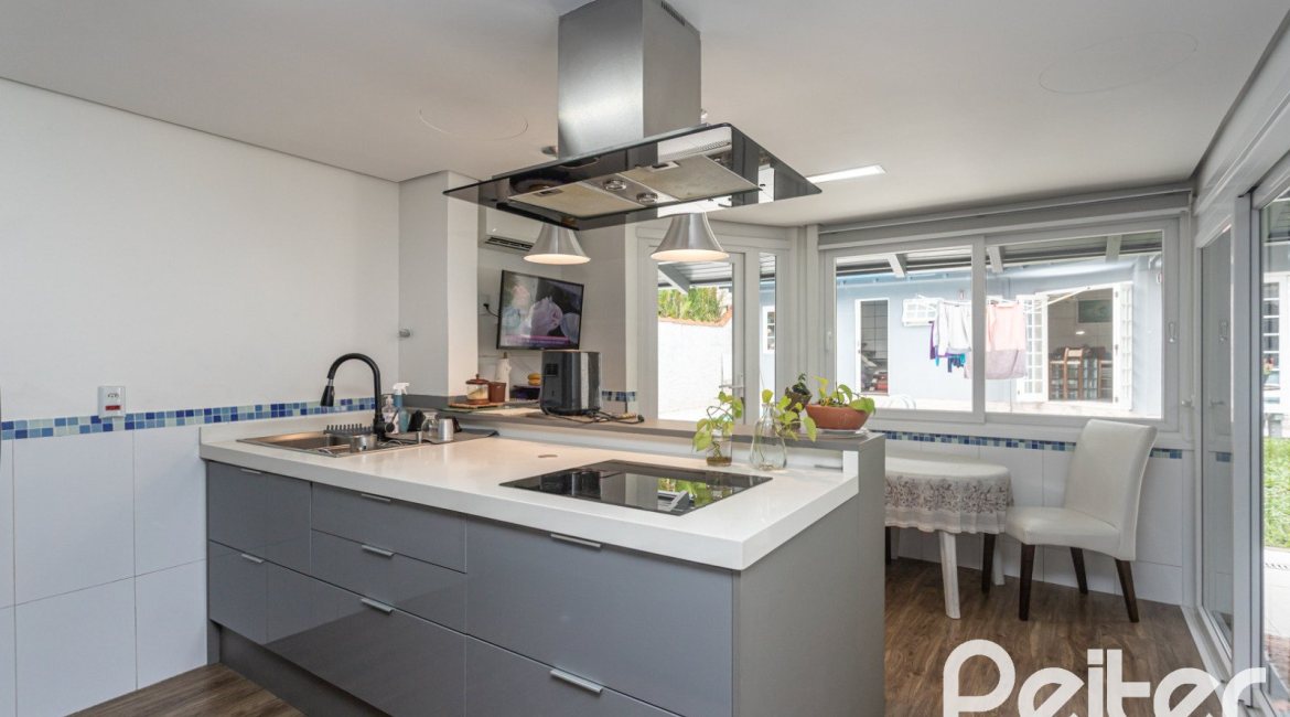 Casa à venda com 308m², 4 dormitórios, 1 suíte, 2 vagas, no bairro Ipanema em Porto Alegre