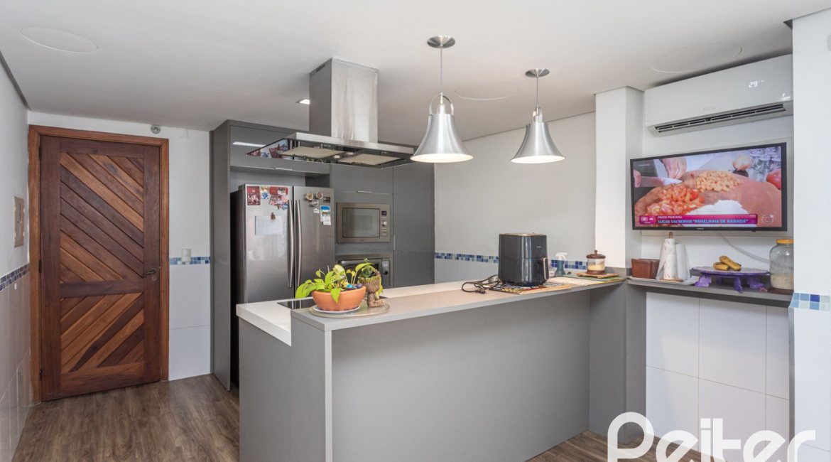 Casa à venda com 308m², 4 dormitórios, 1 suíte, 2 vagas, no bairro Ipanema em Porto Alegre