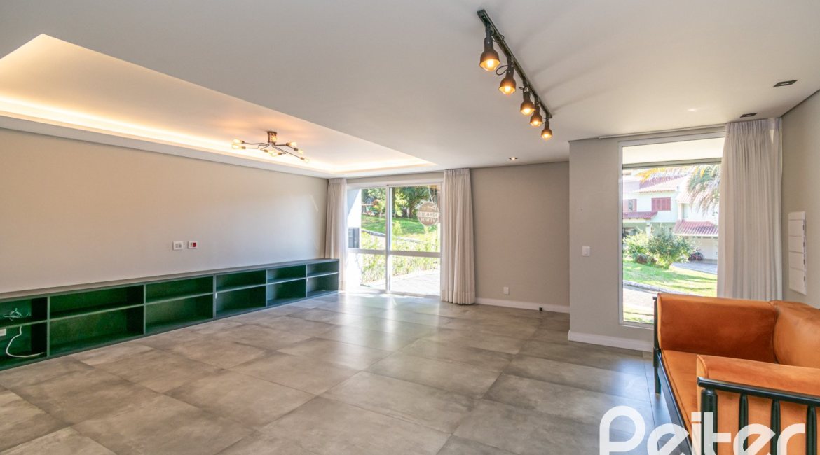 Casa em Condomínio à venda com 248m², 3 dormitórios, 2 suítes, 2 vagas, no bairro Vila Nova em Porto Alegre
