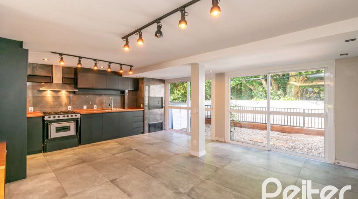 Casa em Condomínio à venda com 248m², 3 dormitórios, 2 suítes, 2 vagas, no bairro Vila Nova em Porto Alegre