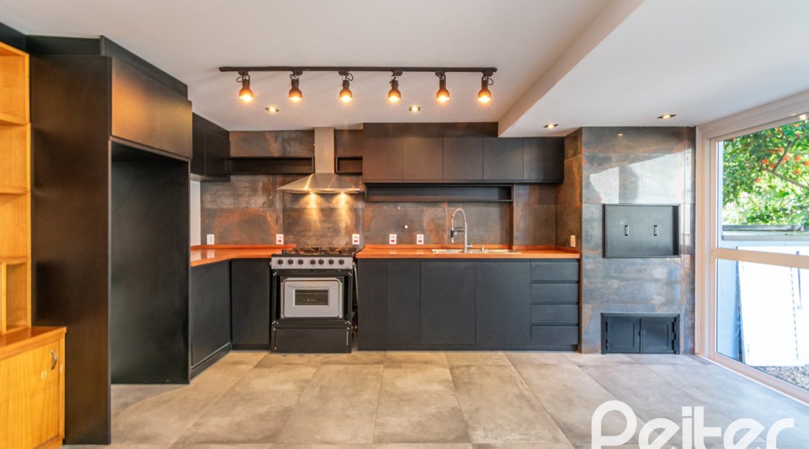 Casa em Condomínio à venda com 248m², 3 dormitórios, 2 suítes, 2 vagas, no bairro Vila Nova em Porto Alegre