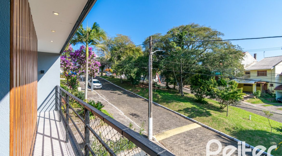 Casa em Condomínio à venda com 248m², 3 dormitórios, 2 suítes, 2 vagas, no bairro Vila Nova em Porto Alegre