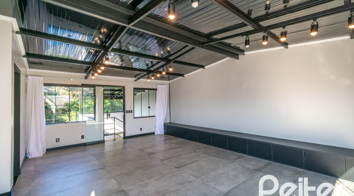 Casa em Condomínio à venda com 248m², 3 dormitórios, 2 suítes, 2 vagas, no bairro Vila Nova em Porto Alegre