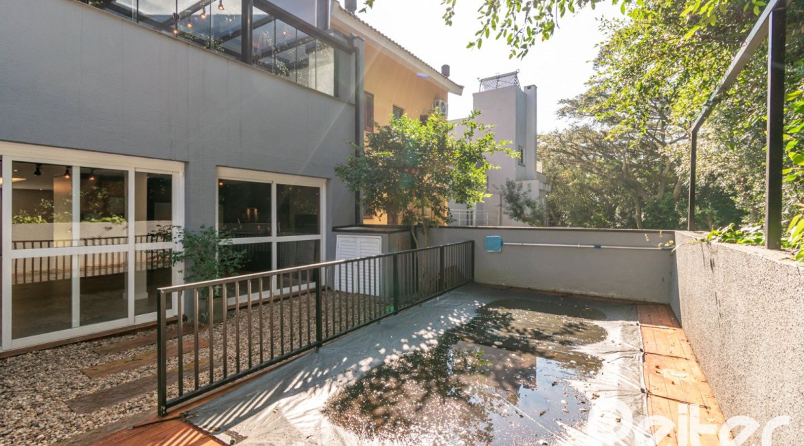 Casa em Condomínio à venda com 248m², 3 dormitórios, 2 suítes, 2 vagas, no bairro Vila Nova em Porto Alegre