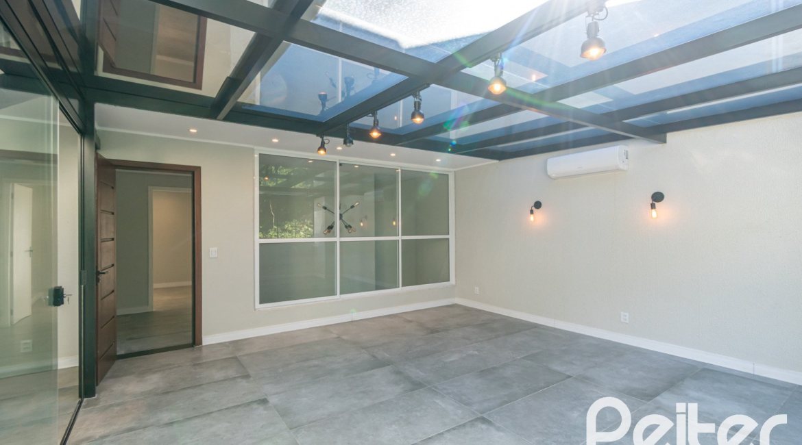 Casa em Condomínio à venda com 248m², 3 dormitórios, 2 suítes, 2 vagas, no bairro Vila Nova em Porto Alegre