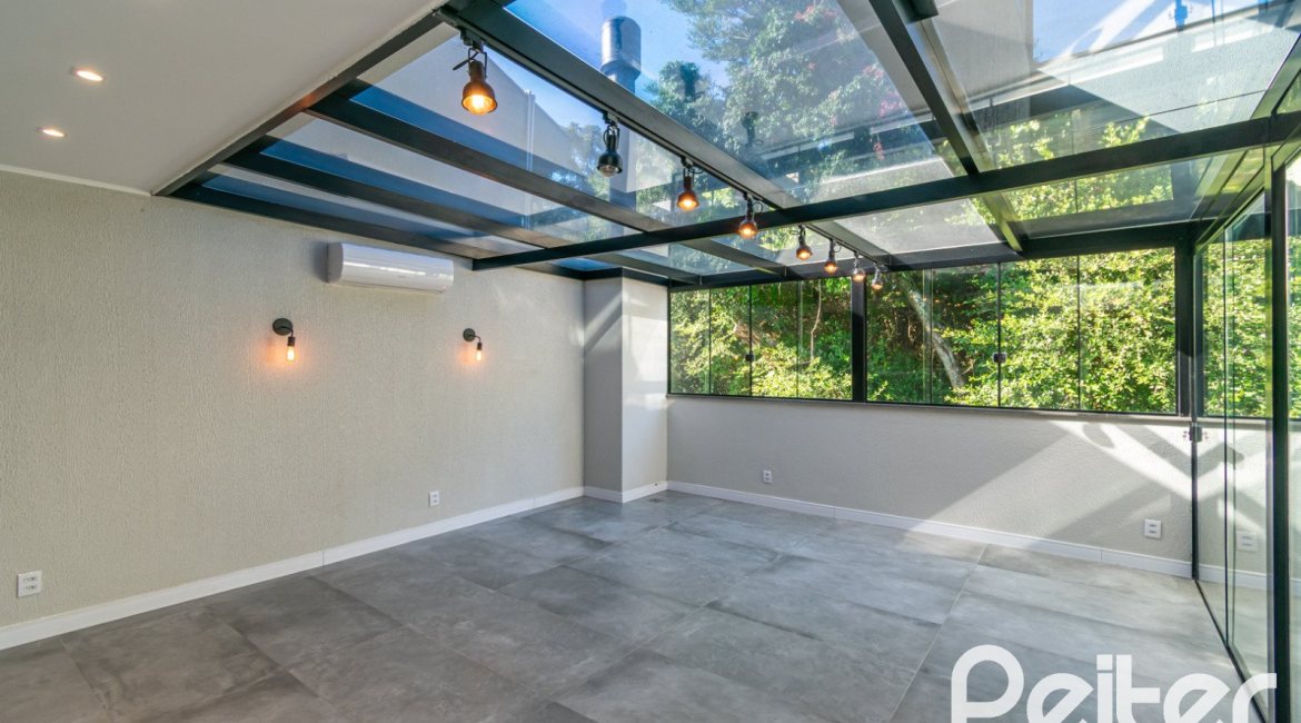 Casa em Condomínio à venda com 248m², 3 dormitórios, 2 suítes, 2 vagas, no bairro Vila Nova em Porto Alegre