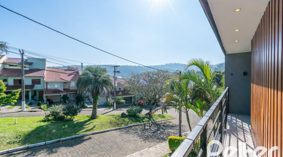 Casa em Condomínio à venda com 248m², 3 dormitórios, 2 suítes, 2 vagas, no bairro Vila Nova em Porto Alegre