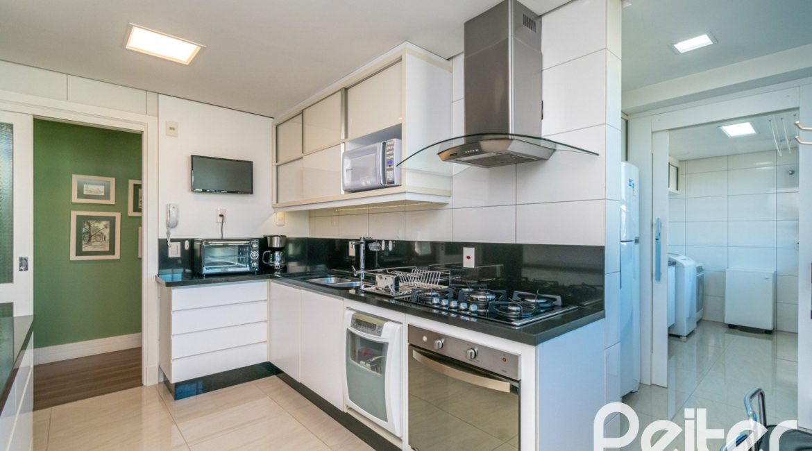 Apartamento à venda com 143m², 3 dormitórios, 1 suíte, 2 vagas, no bairro Tristeza em PORTO ALEGRE