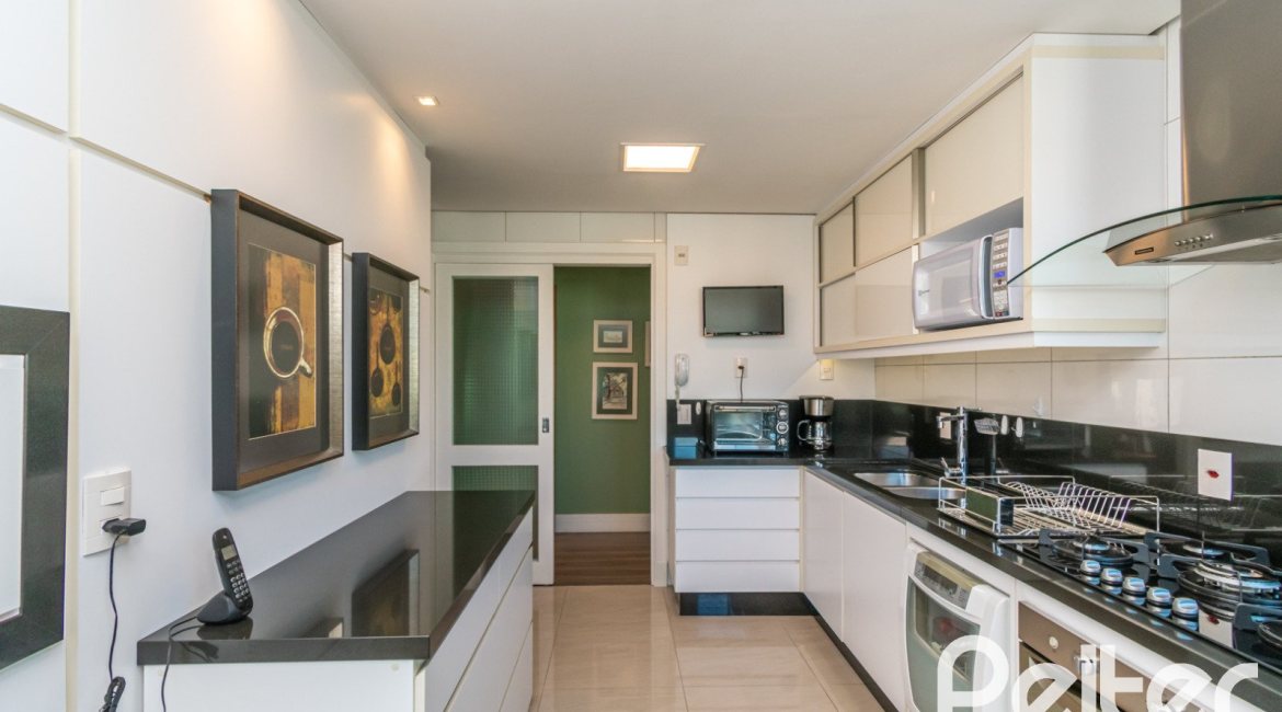 Apartamento à venda com 143m², 3 dormitórios, 1 suíte, 2 vagas, no bairro Tristeza em PORTO ALEGRE