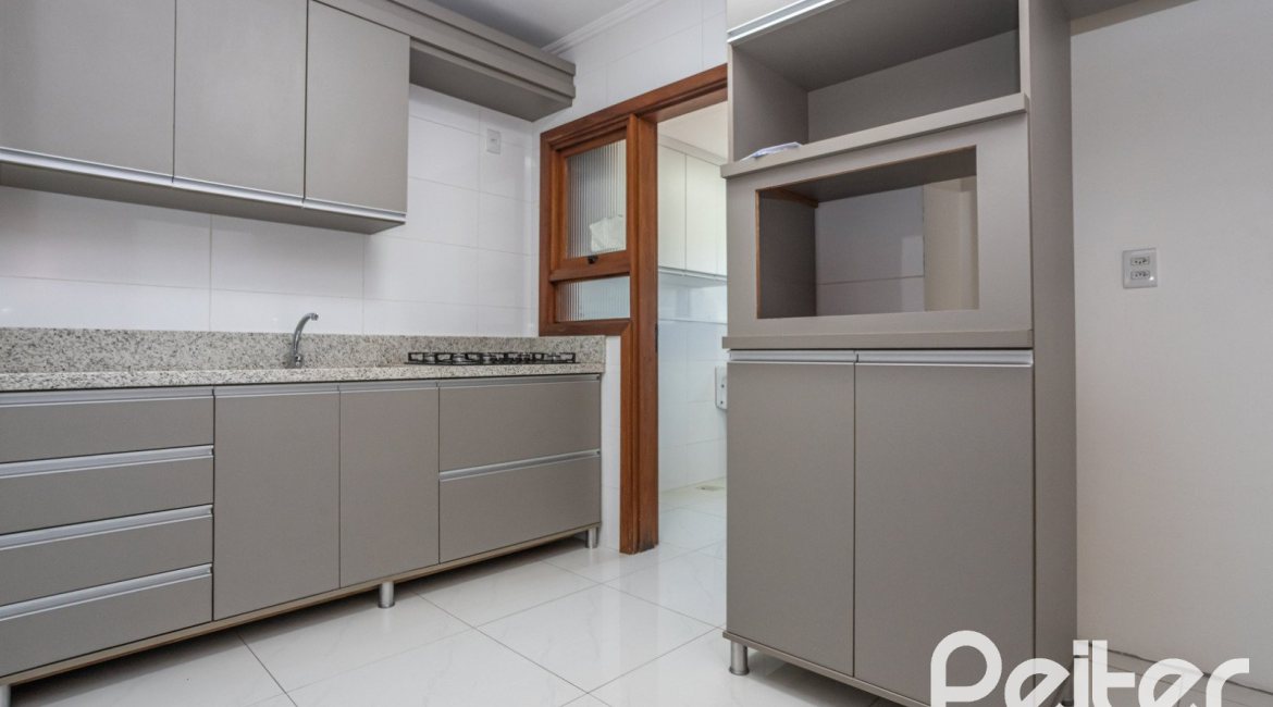 Cobertura à venda com 213m², 3 dormitórios, 1 suíte, 1 vaga, no bairro Tristeza em Porto Alegre