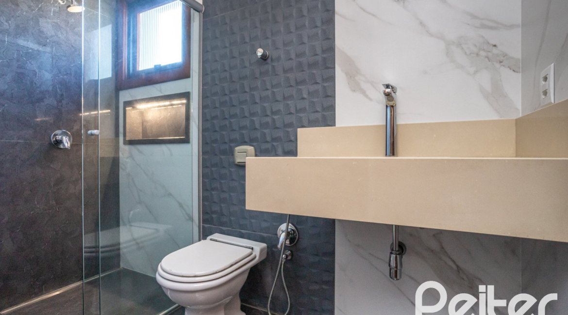 Cobertura à venda com 213m², 3 dormitórios, 1 suíte, 1 vaga, no bairro Tristeza em Porto Alegre