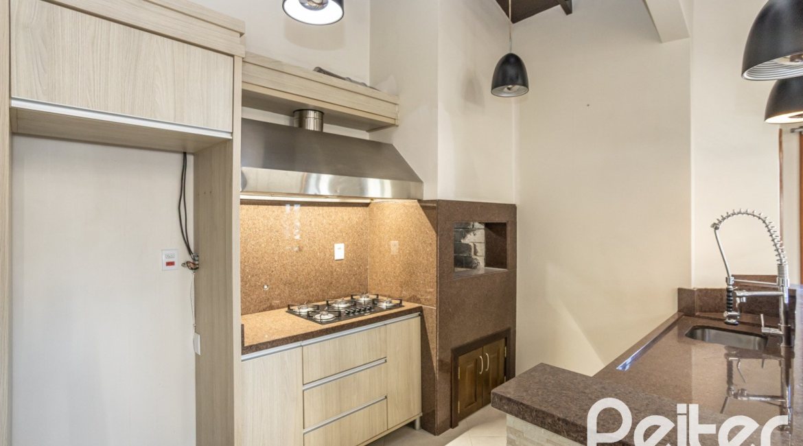 Cobertura à venda com 213m², 3 dormitórios, 1 suíte, 1 vaga, no bairro Tristeza em Porto Alegre