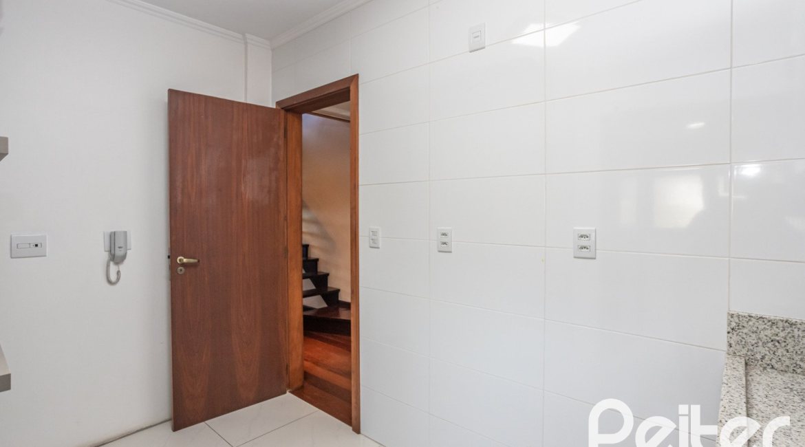 Cobertura à venda com 213m², 3 dormitórios, 1 suíte, 1 vaga, no bairro Tristeza em Porto Alegre