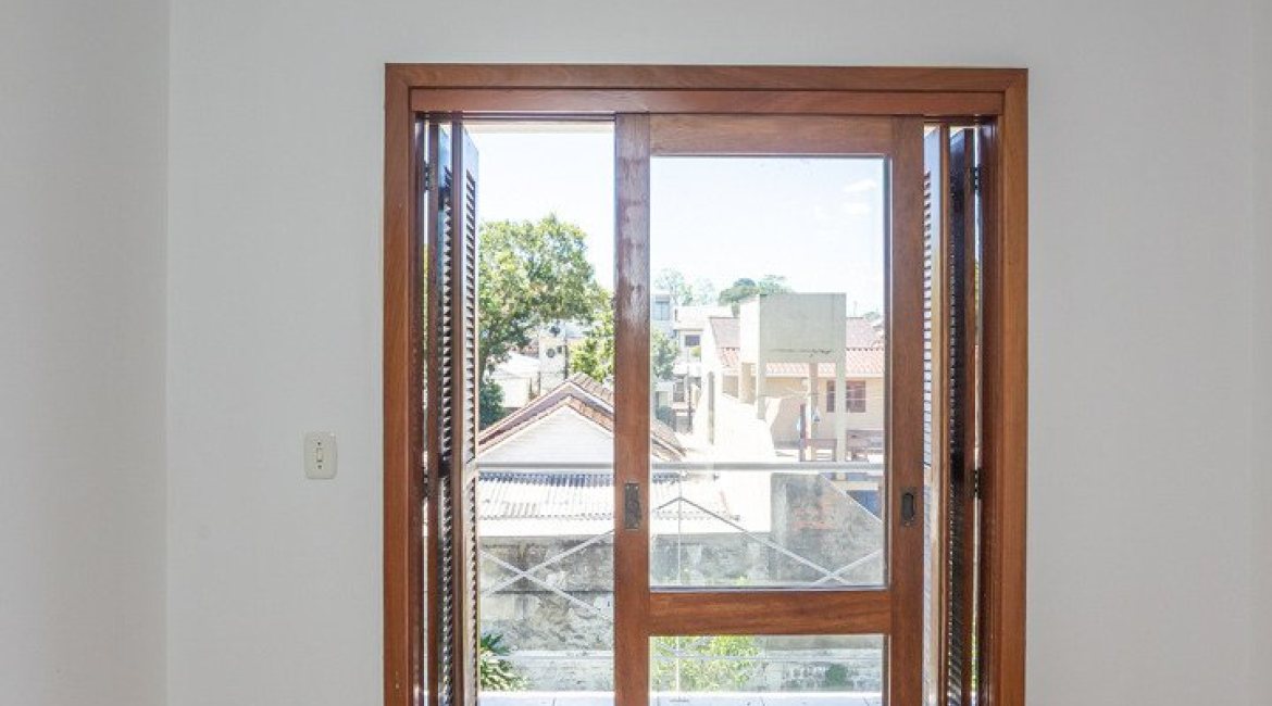 Casa em Condomínio à venda com 193m², 3 dormitórios, 1 suíte, 2 vagas, no bairro Nonoai em Porto Alegre