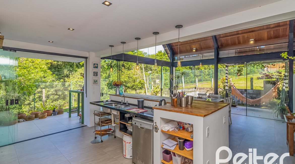 Casa em Condomínio à venda com 395m², 4 dormitórios, 4 suítes, 4 vagas, no bairro Alphaville em PORTO ALEGRE