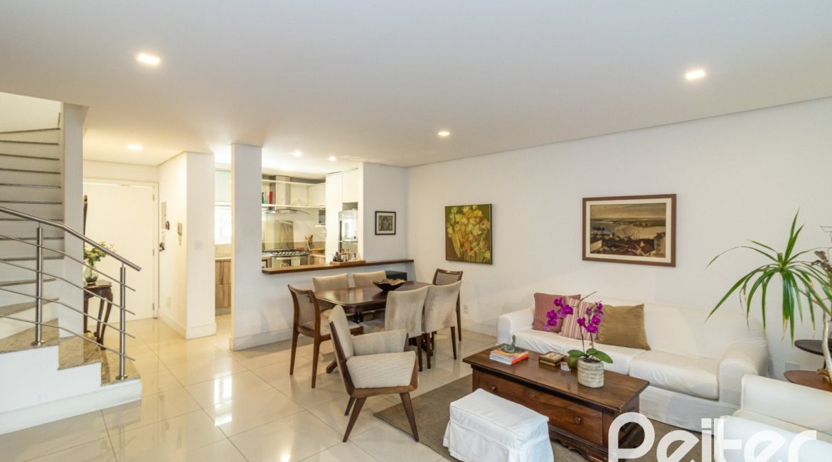 Casa em Condomínio à venda com 189m², 3 dormitórios, 1 suíte, 3 vagas, no bairro Tristeza em Porto Alegre