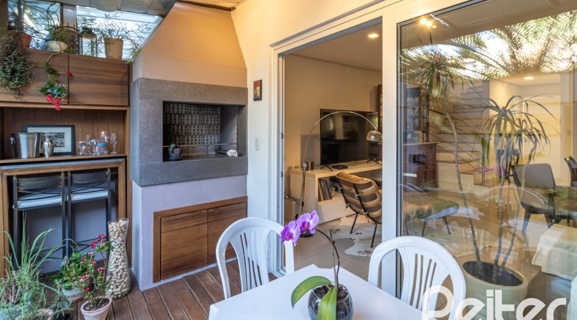 Casa em Condomínio à venda com 189m², 3 dormitórios, 1 suíte, 3 vagas, no bairro Tristeza em Porto Alegre