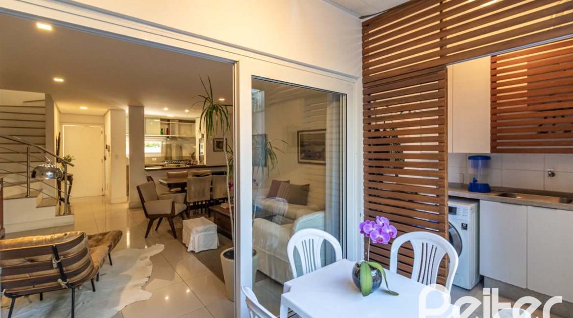 Casa em Condomínio à venda com 189m², 3 dormitórios, 1 suíte, 3 vagas, no bairro Tristeza em Porto Alegre