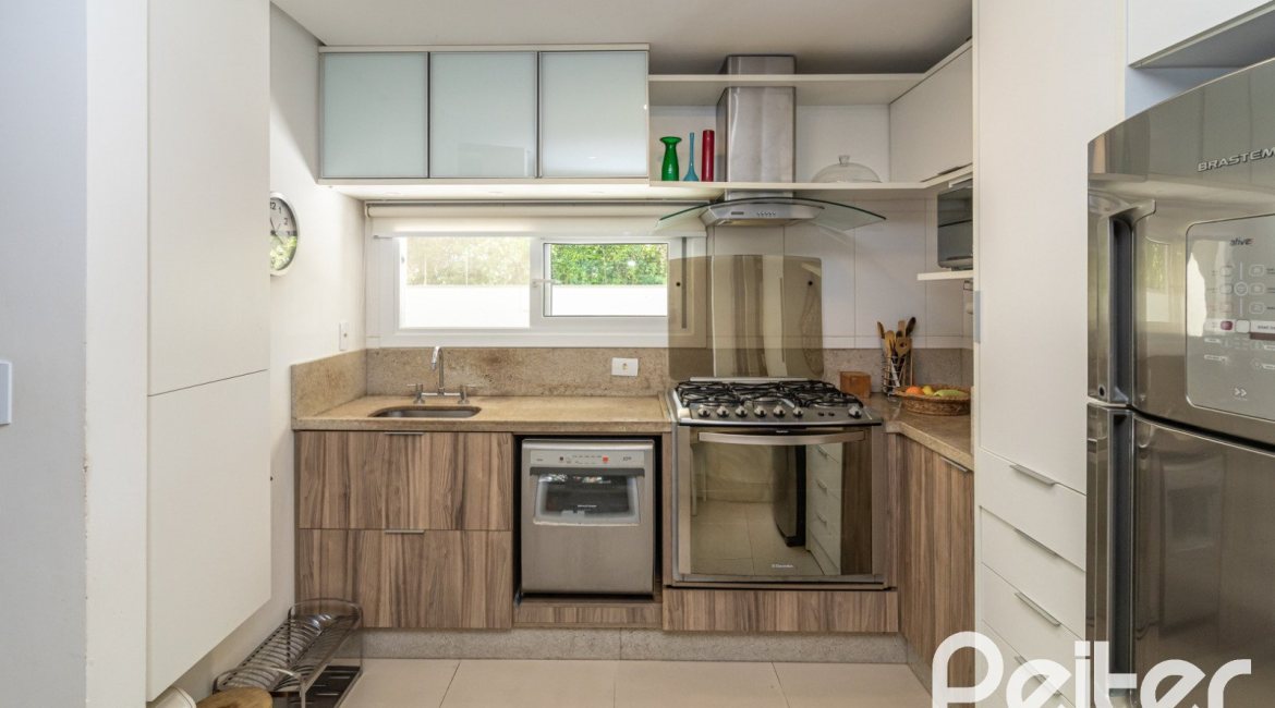 Casa em Condomínio à venda com 189m², 3 dormitórios, 1 suíte, 3 vagas, no bairro Tristeza em Porto Alegre