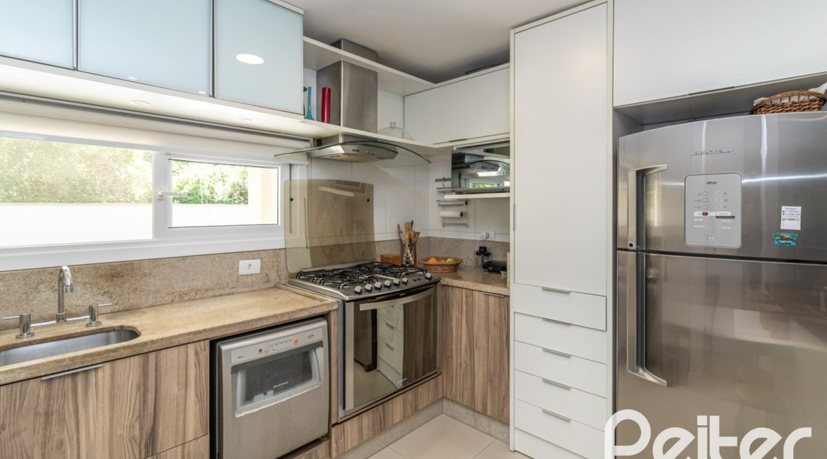 Casa em Condomínio à venda com 189m², 3 dormitórios, 1 suíte, 3 vagas, no bairro Tristeza em Porto Alegre