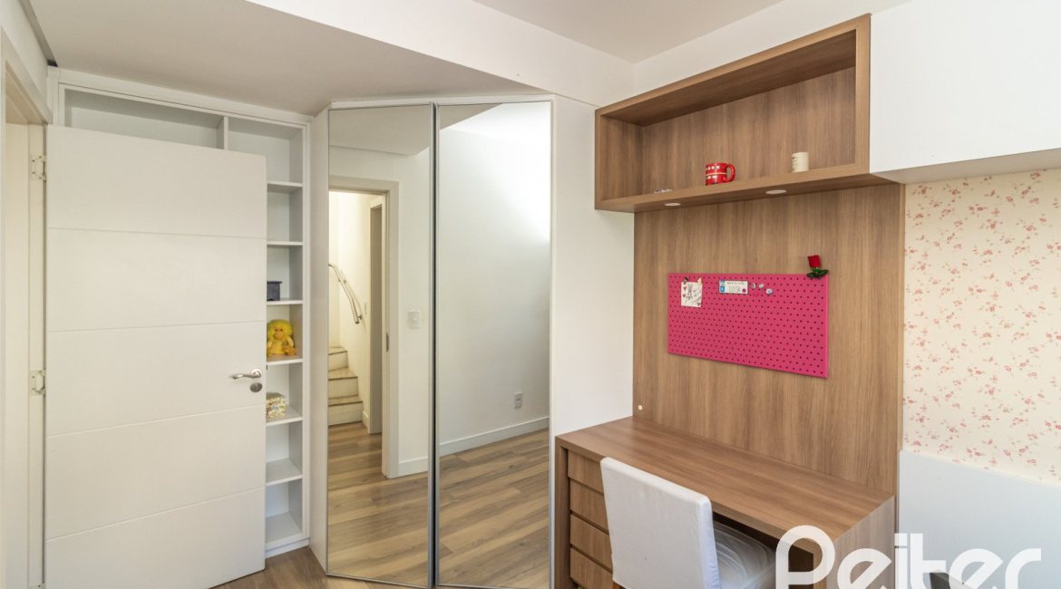 Casa em Condomínio à venda com 189m², 3 dormitórios, 1 suíte, 3 vagas, no bairro Tristeza em Porto Alegre