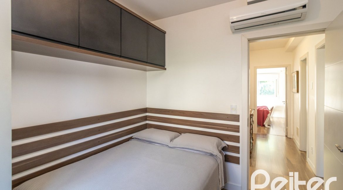 Casa em Condomínio à venda com 189m², 3 dormitórios, 1 suíte, 3 vagas, no bairro Tristeza em Porto Alegre