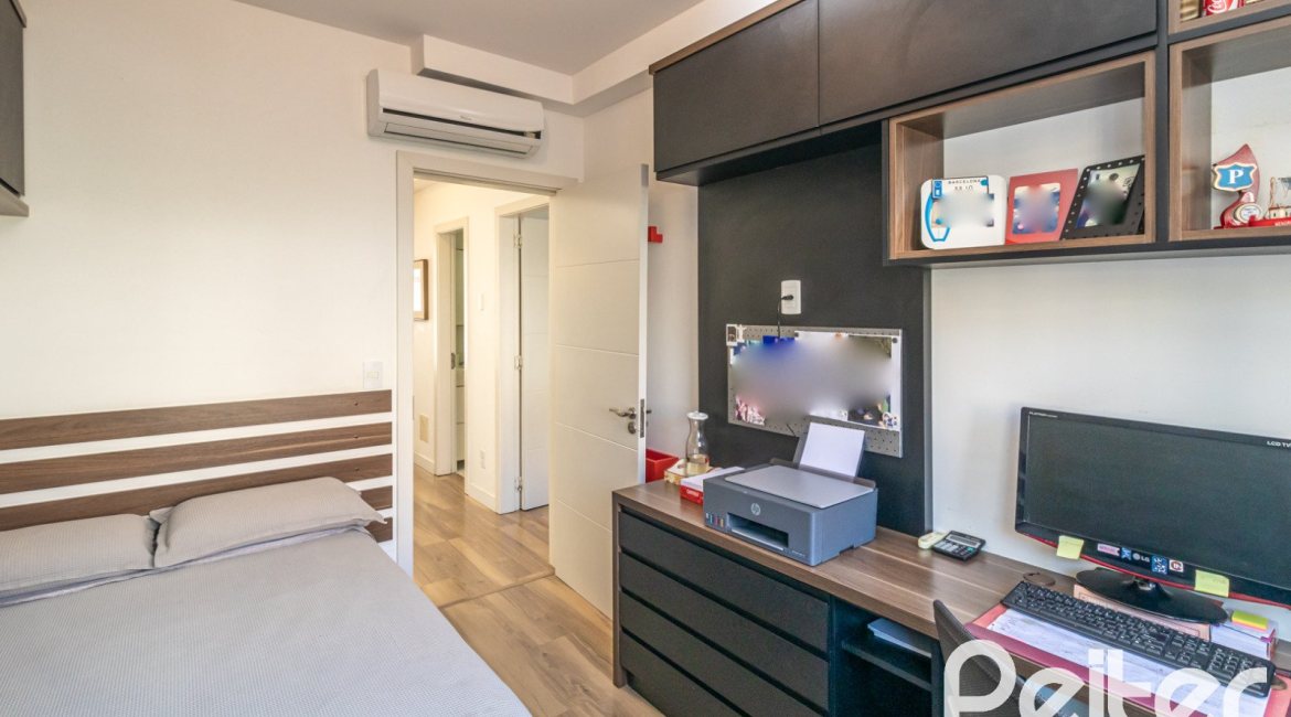 Casa em Condomínio à venda com 189m², 3 dormitórios, 1 suíte, 3 vagas, no bairro Tristeza em Porto Alegre