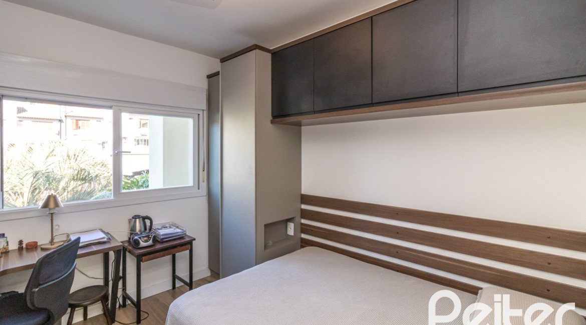 Casa em Condomínio à venda com 189m², 3 dormitórios, 1 suíte, 3 vagas, no bairro Tristeza em Porto Alegre