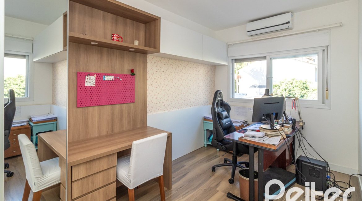 Casa em Condomínio à venda com 189m², 3 dormitórios, 1 suíte, 3 vagas, no bairro Tristeza em Porto Alegre