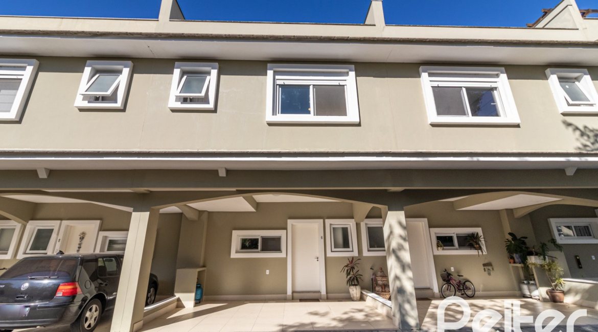 Casa em Condomínio à venda com 189m², 3 dormitórios, 1 suíte, 3 vagas, no bairro Tristeza em Porto Alegre
