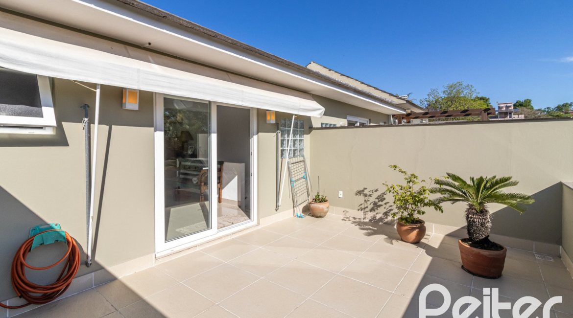 Casa em Condomínio à venda com 189m², 3 dormitórios, 1 suíte, 3 vagas, no bairro Tristeza em Porto Alegre